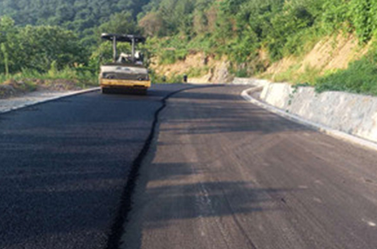 重載交通路段的道路刷黑，有